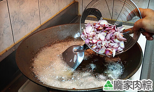 龐家肉粽用紅蔥頭自製乾淨又衛生的油蔥酥