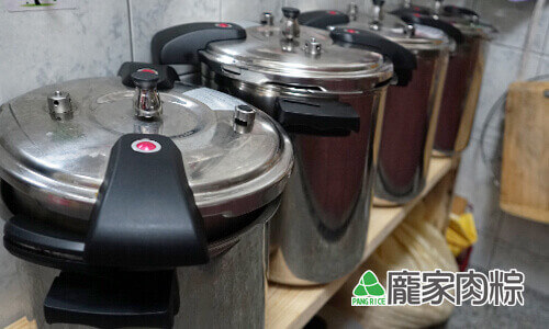 53-02龐家肉粽堅持品質端午節量大仍使用壓力鍋烹煮粽子