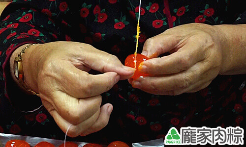 包粽子切蛋不黏刀，鹹蛋切法教學(肉粽知識推薦)01