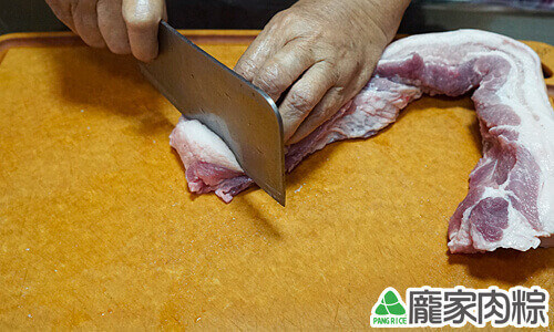 肉粽大塊豬肉切法 留約一根手指粗的寬度
