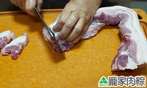 肉粽大塊豬肉切法 由外向內切下