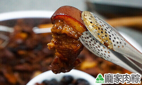 龐家肉粽包粽子的美味三層肉出爐