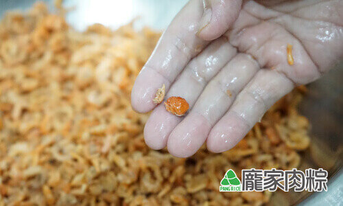 95-04蝦米清洗教學-清洗時小心藏在蝦米內的小螃蟹