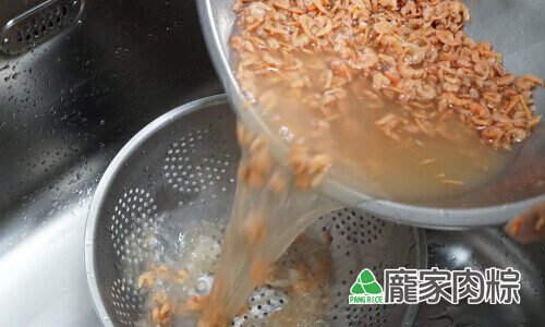 95-06蝦米清洗教學-用網子過濾