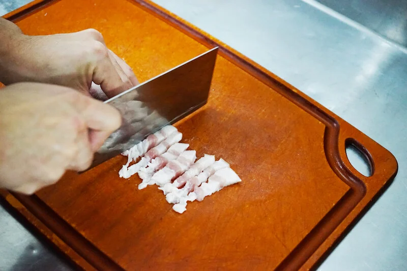 01將三層肉手工刀切成條狀