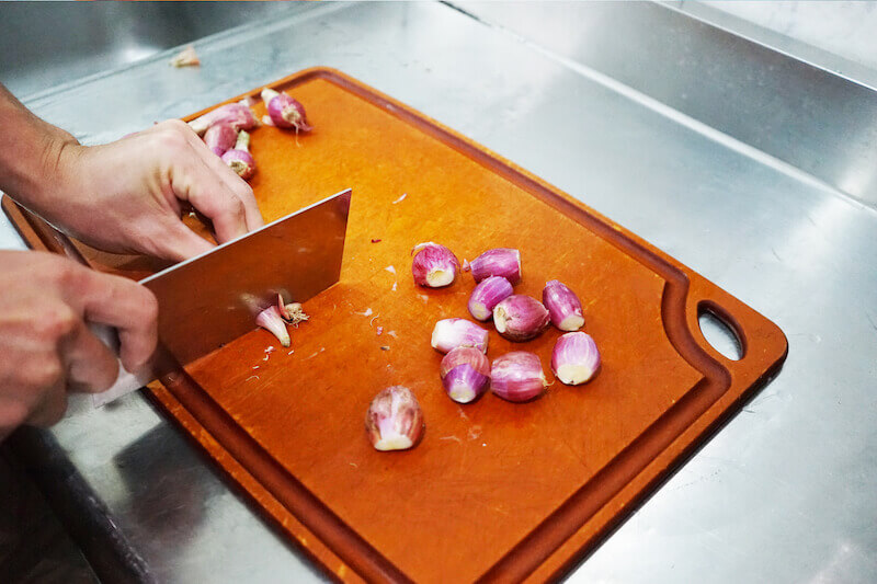 02紅蔥頭清洗後去頭去尾