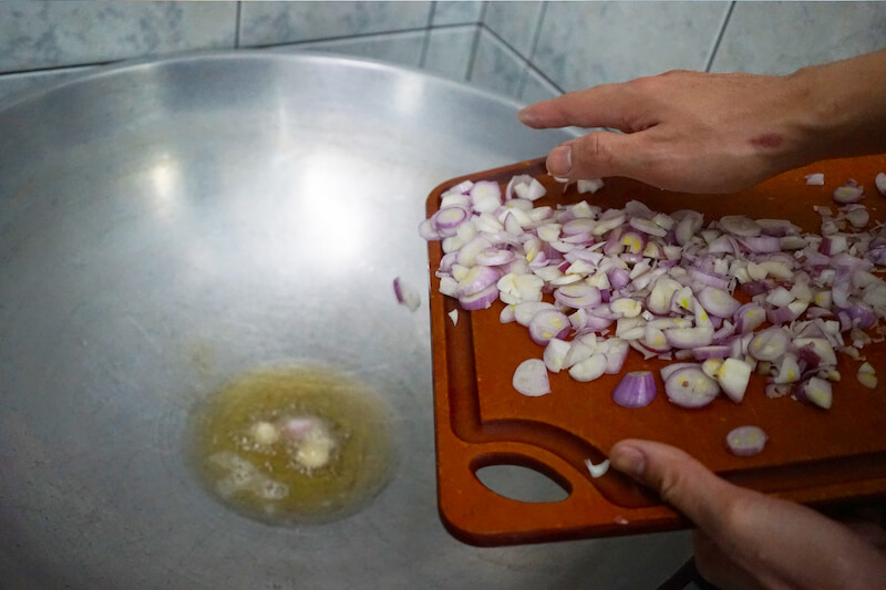 04加入自製高級豬板油中爆香