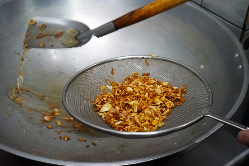 06炸至金黃後撈起自製油蔥酥