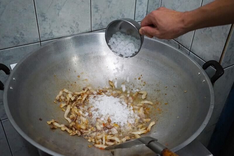 09放入適量冰糖