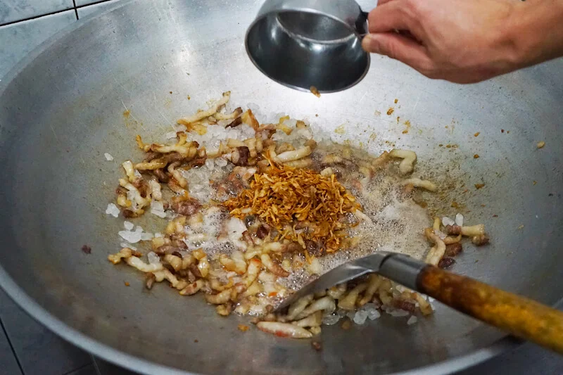 10把剛剛炸好的油蔥酥放下去