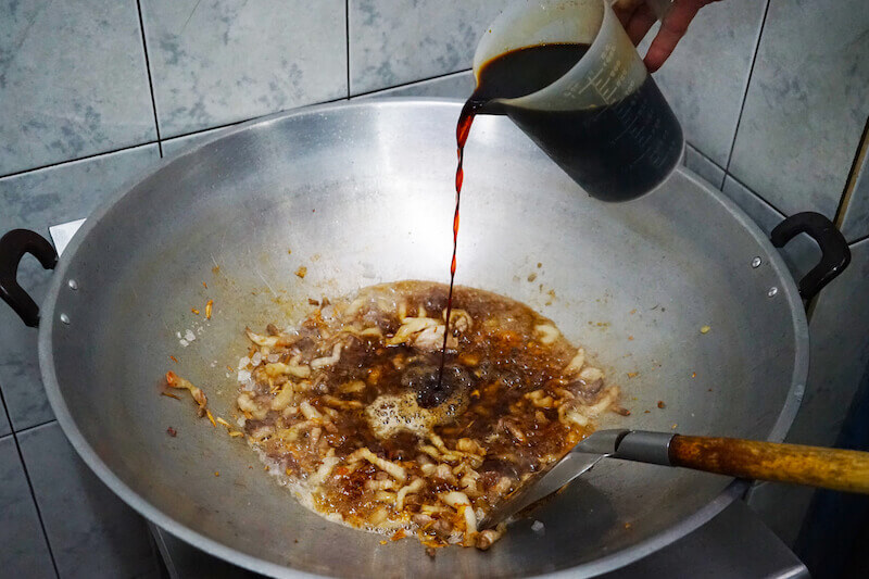 11加入適量醬油