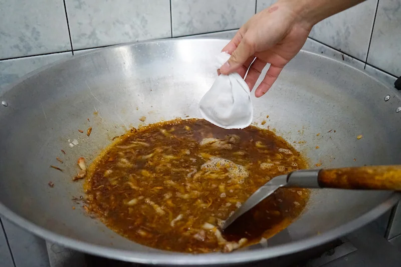 13最後放入中藥滷包