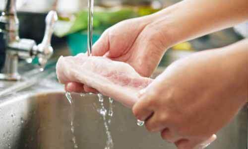 將豬肉放在水龍頭下沖洗是錯誤的清洗方式