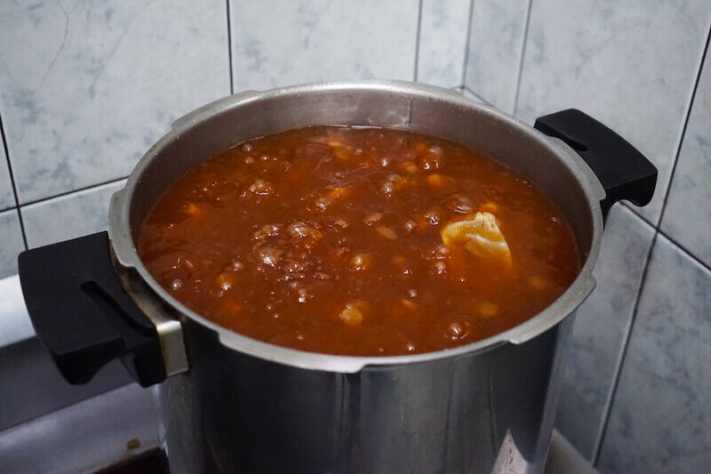 14放入鍋中慢火燉煮，直到豬肉軟嫩入口即化