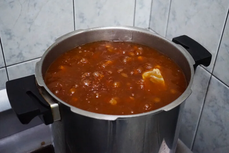 14放入鍋中慢火燉煮，直到豬肉軟嫩入口即化