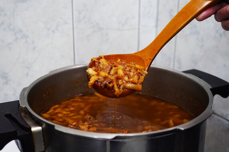 15香味四溢的龐家家傳滷肉燥就完成了