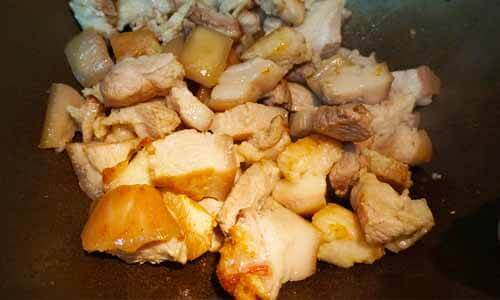 將豬肉切成適當的大小，丟入鍋中炒至豬肉出油、略帶金黃色