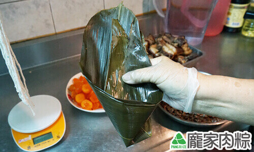 將粽葉交叉形成漏斗狀