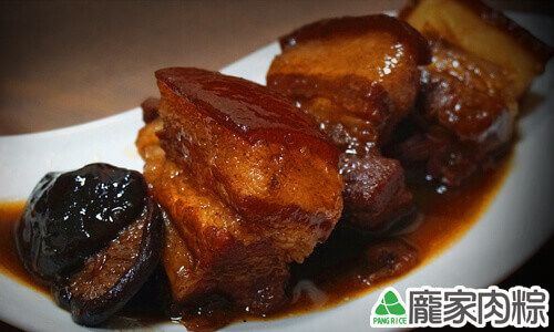 龐家肉粽包粽子的大塊紅燒三層肉