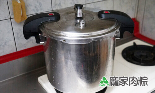 蓋上壓力鍋蓋，開大火