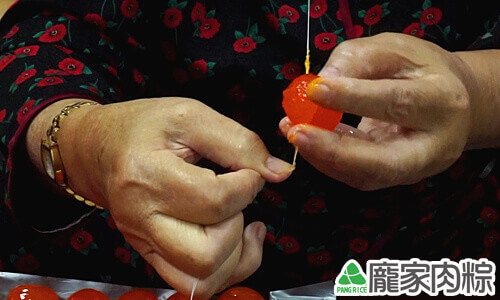 包粽子切蛋不黏刀,鹹蛋切法教學(肉粽知識推薦)02