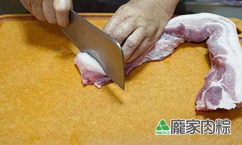 75-02肉粽大塊豬肉切法 留約一根手指粗的寬度