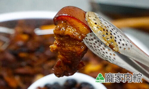 93-02龐家肉粽包粽子的美味三層肉出爐