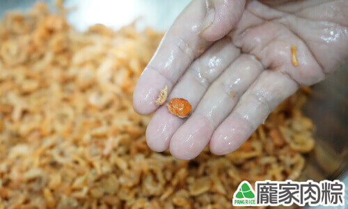 蝦米清洗教學-清洗時小心藏在蝦米內的小螃蟹