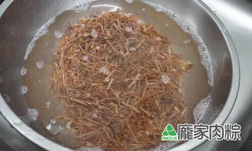 96-05魷魚清洗教學-用清水浸泡