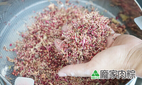 112-10碎石與大顆的莖葉就會被過濾出來