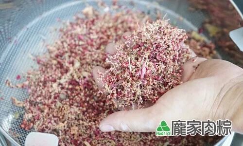 112-10碎石與大顆的莖葉就會被過濾出來