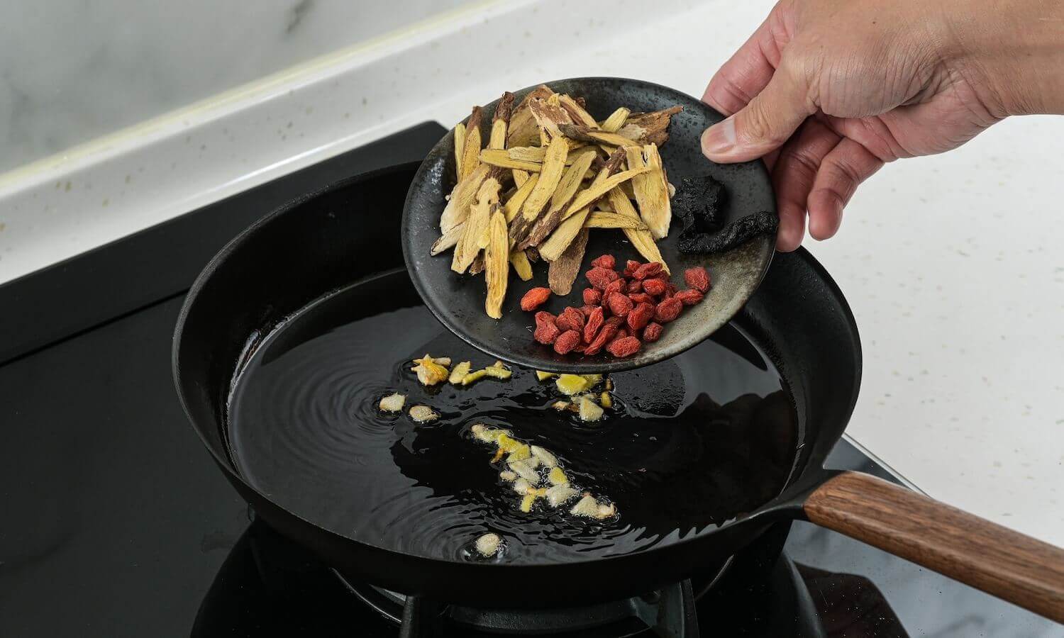 嚴選甘草、枸杞、薑、熟地黃、黃耆等多種中藥材