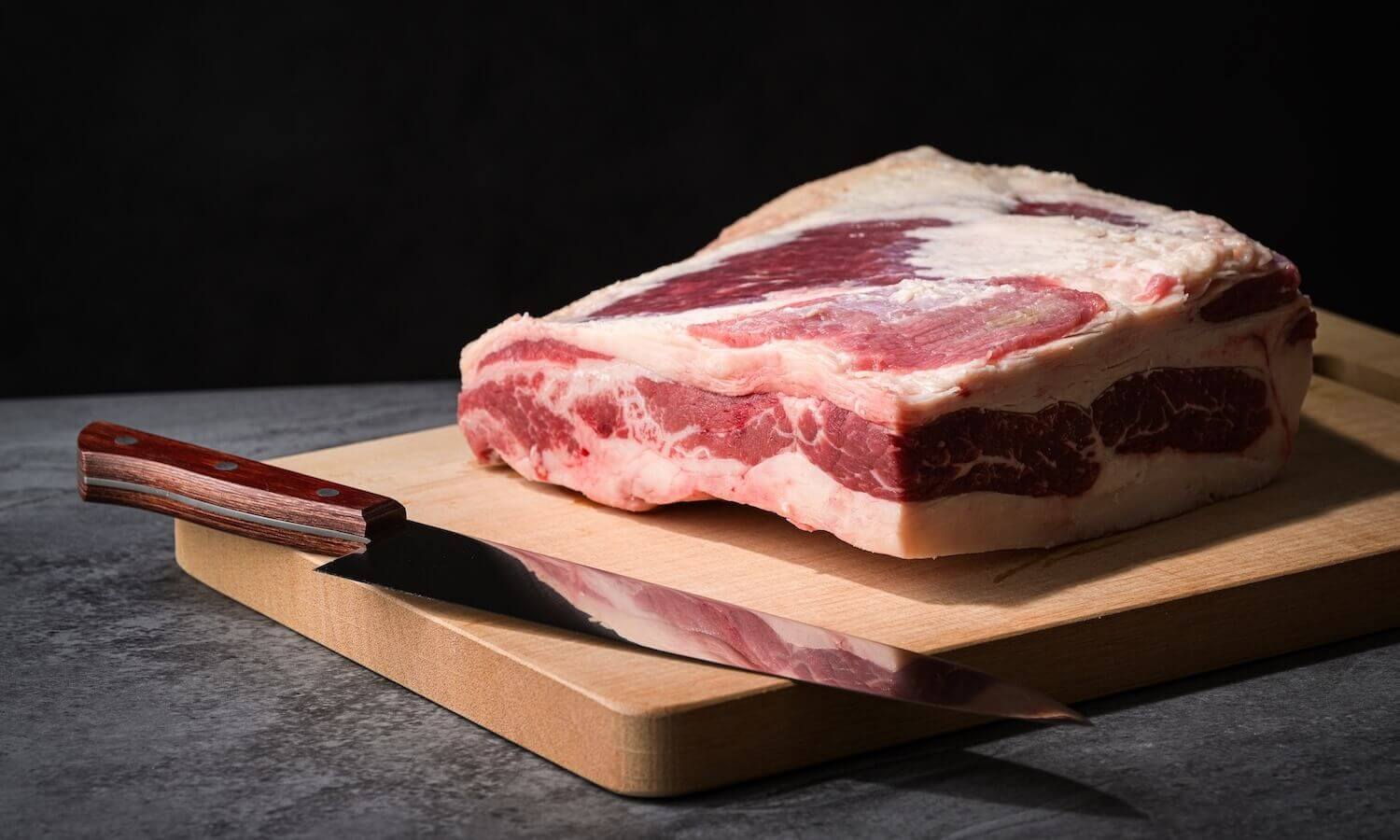 精選富含高蛋白、高鐵質，其中油花分布均勻、柔嫩多汁的牛五花