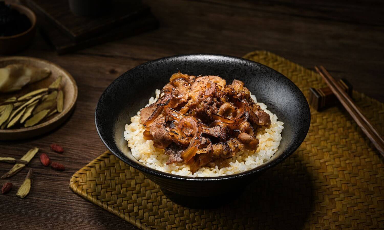 只要8分鐘輕鬆加熱，在家就能方便品嚐道地日式職人炙燒的美味，拿來搭配飯、烏龍麵、拉麵等主食都非常適合