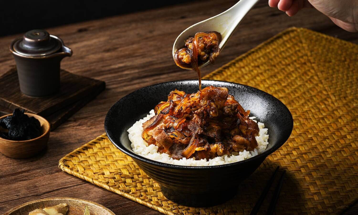 鹹甜交織的和風醬汁，完美包覆炙燒牛肉與洋蔥，入口滑嫩又充滿層次，將牛肉美味發揮到極致