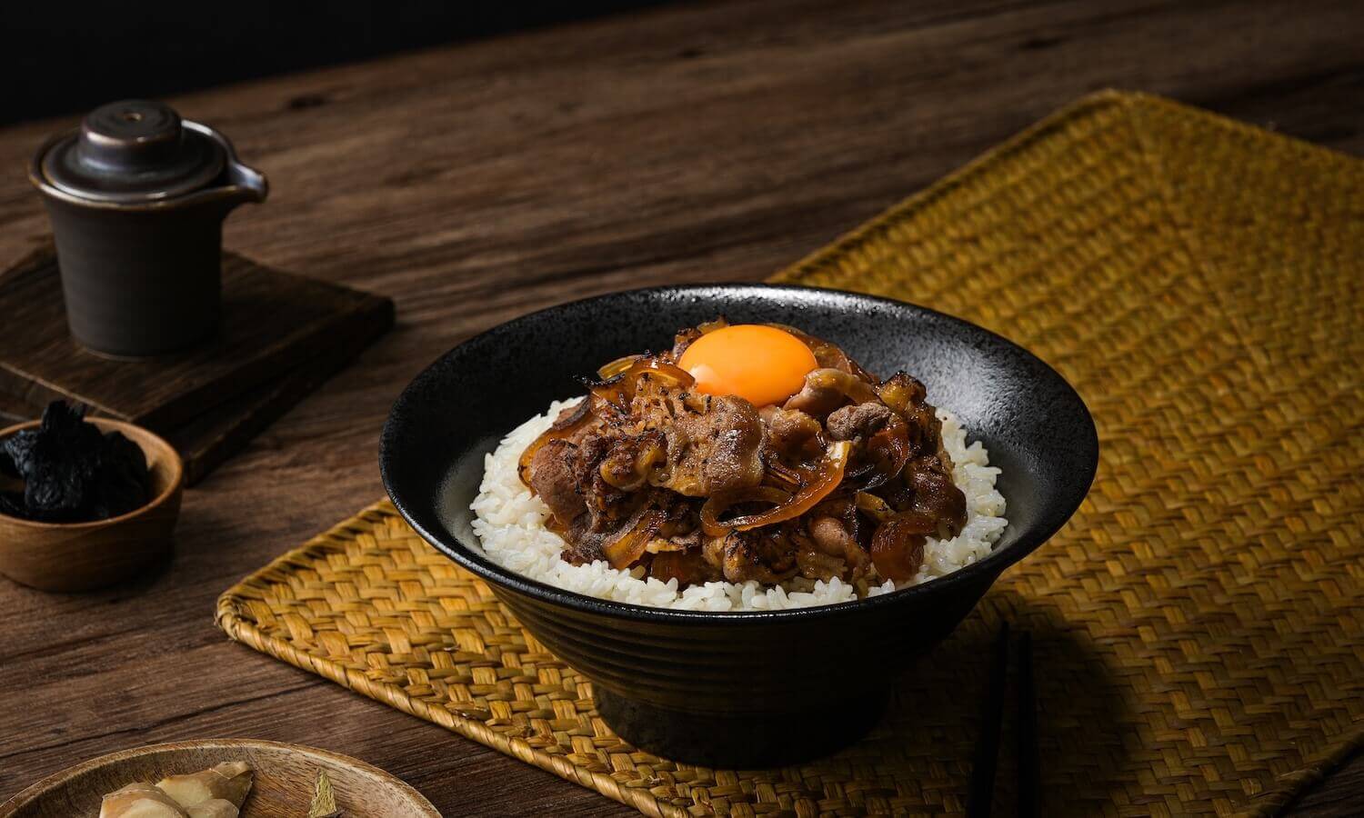 搭配熱騰騰白飯、加顆半熟蛋再撒點蔥花，瞬間體驗道地日本風味