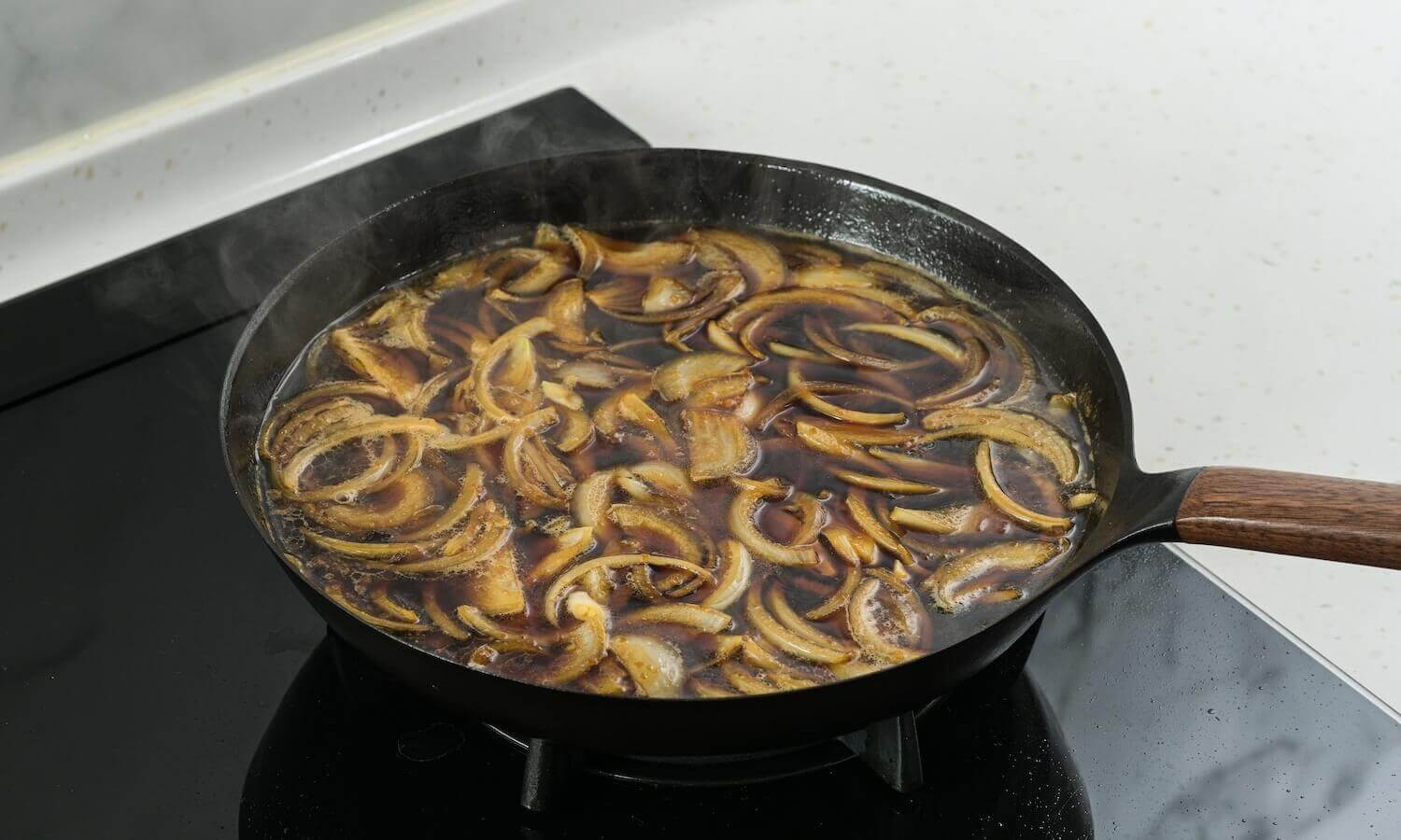 加入蘋果、洋蔥等天然蔬果，熬煮出獨特香醇的日式秘傳醬汁