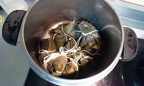 肉粽壓力鍋水煮教學-將粽子繞著壓力鍋周圍平均擺放