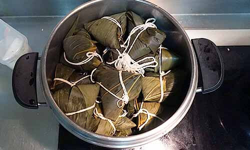 將壓力鍋內空間塞滿，最上層粽子必須將平面朝上