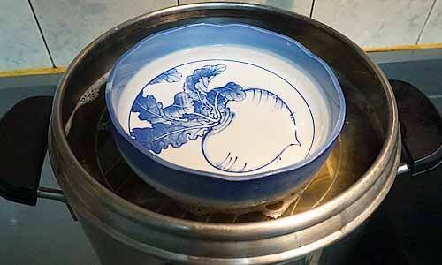 放入鐵網或盤子壓住避免粽子滾動，並倒入滾好的熱水