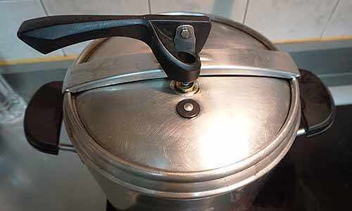 蓋上壓力鍋蓋，大火煮到水滾出現鳴笛聲後轉成中火再滾50分鐘再關火