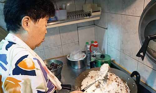 糯米炒香教學(龐家肉粽好吃的秘密)