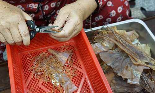 肉粽提香提鮮食材：乾魷魚剪法