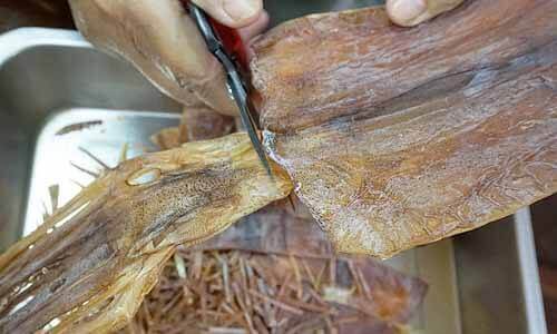 將魷魚的頭尾去掉
