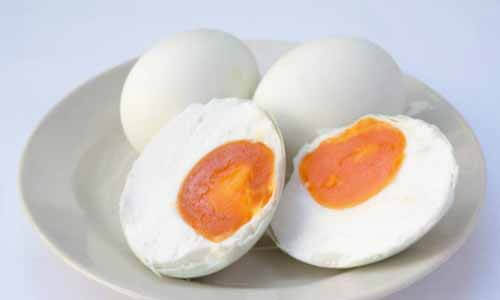 鹹蛋對半切放在盤子上