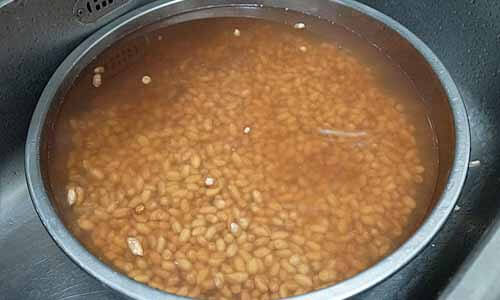 清洗乾淨之後，用水將花生浸泡一段時間