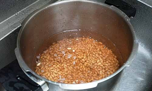 將花生放進壓力鍋中，用水蓋過壓力花生