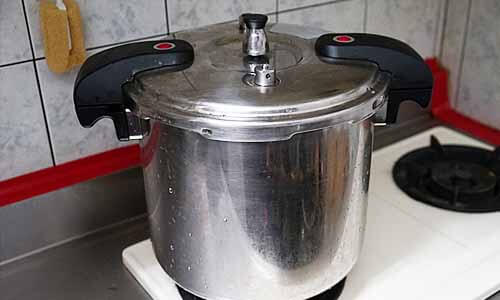 蓋上壓力鍋蓋，開大火