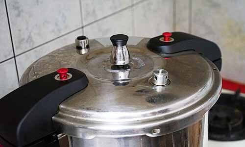 大火煮至壓力鍋，壓力閥跳起來