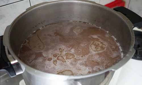 等待壓力閥落下之後，即可打開鍋蓋